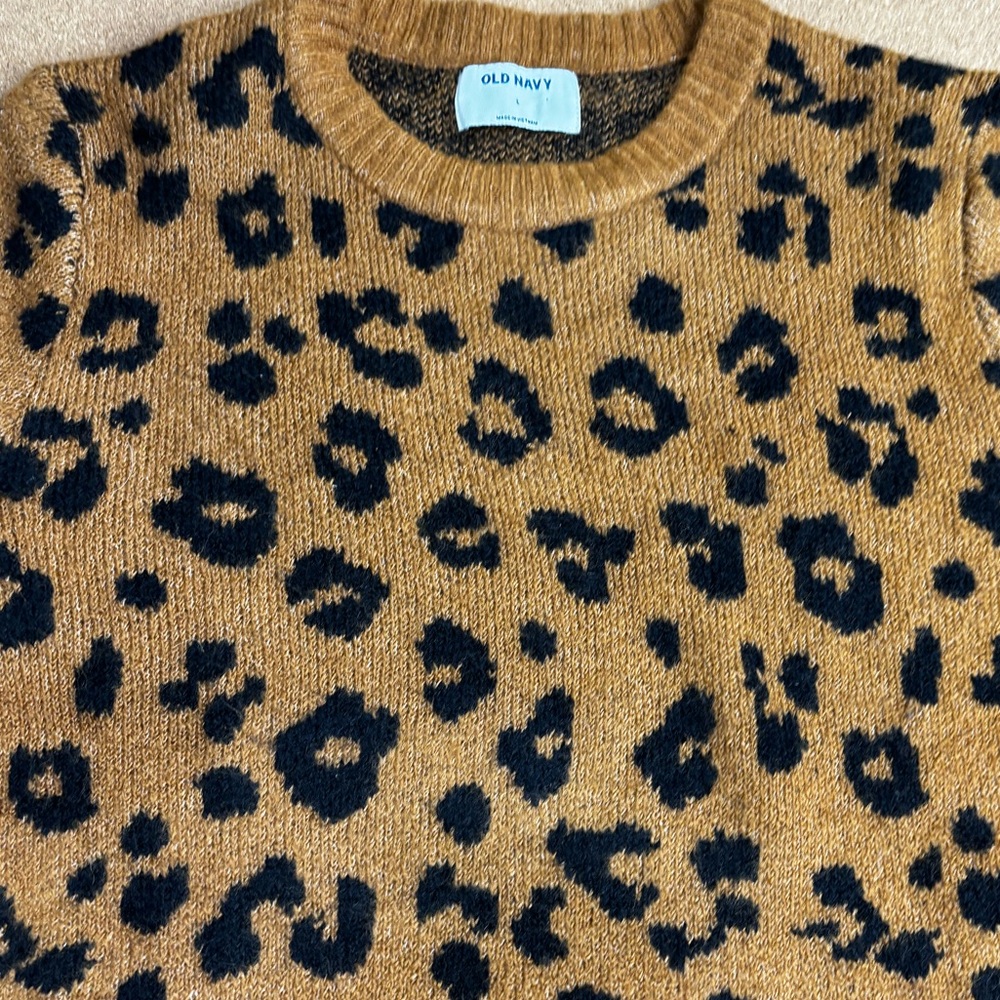Leopard print ladies sweater! Old Navy. Large. Comfy!!